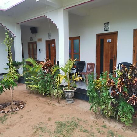 Beach Life Uppuveli Trincomalee Ngoại thất bức ảnh
